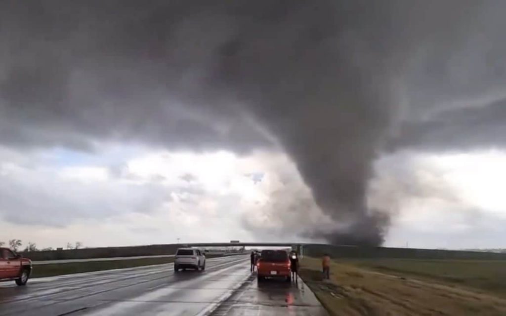 Tornado rips across freeway in Nebraska