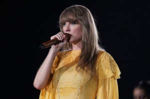 Taylor Swift Plays ‘How Did It End?’ & Max Martin Medley in Stockholm